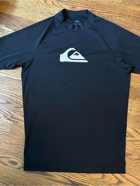 Quiksilver Black Short-Sleeve Rash Guard with White Logo 0101
